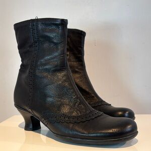 La Canadienne premium black leather kitten heel feminine boots size 7.5
